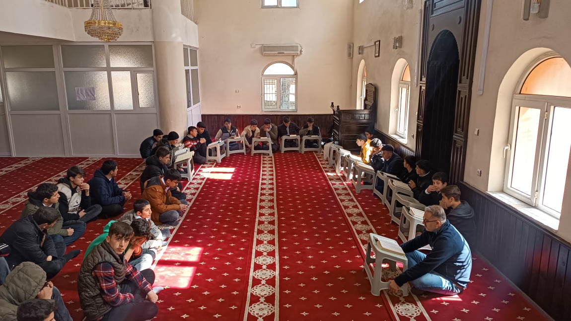 Mübarek Ramazan ayının ilk gününde okulumuz camisinde mukabele okundu.